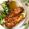 Gevulde courgette met gehakt, kaas en een salade erbij.