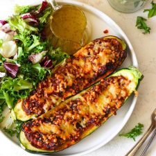 Gevulde courgette met gehakt, kaas en een salade erbij.