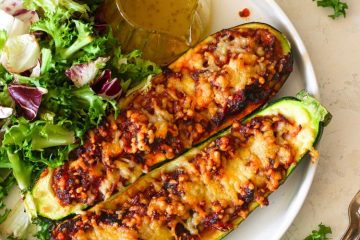 Gevulde courgette met gehakt, kaas en een salade erbij.