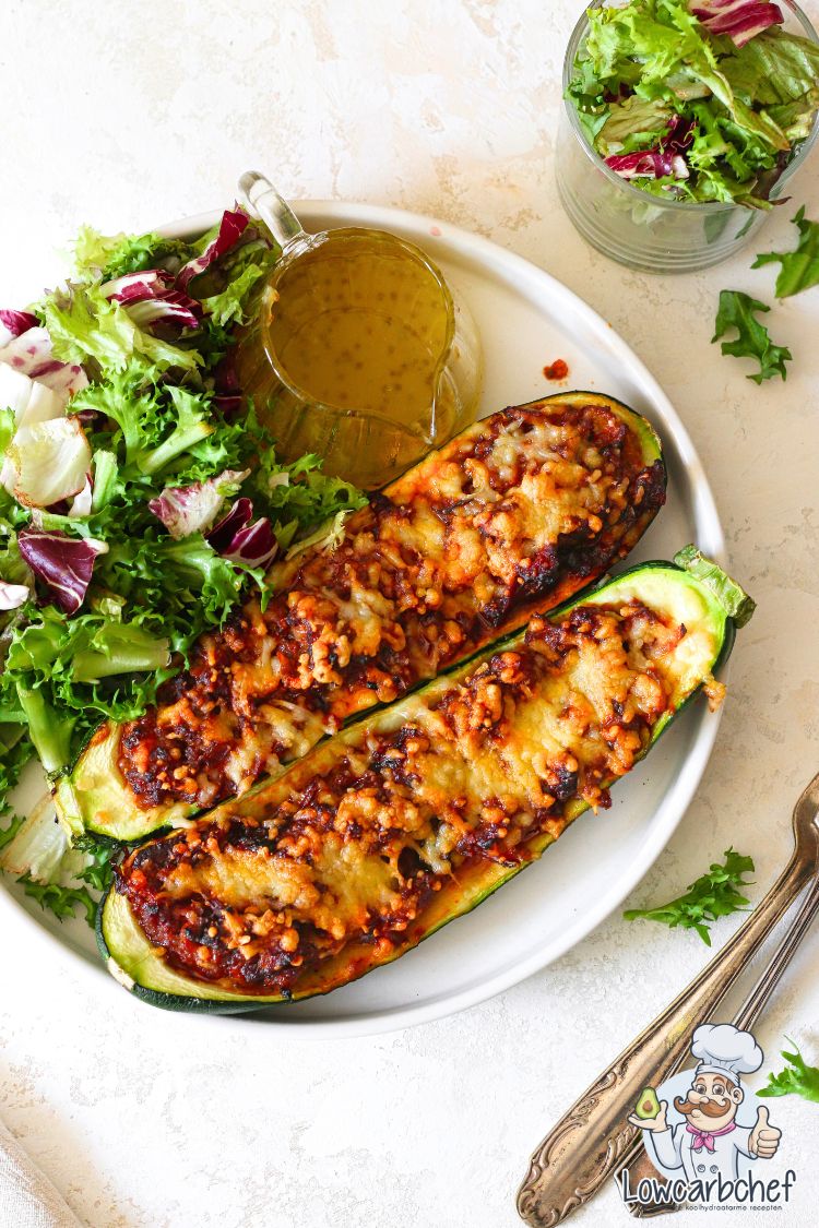 Gevulde courgette met gehakt, kaas en een salade erbij.