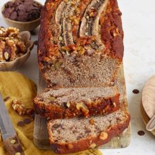 Koolhydraatarm bananenbrood in plakjes.