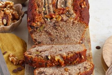 Koolhydraatarm bananenbrood in plakjes.