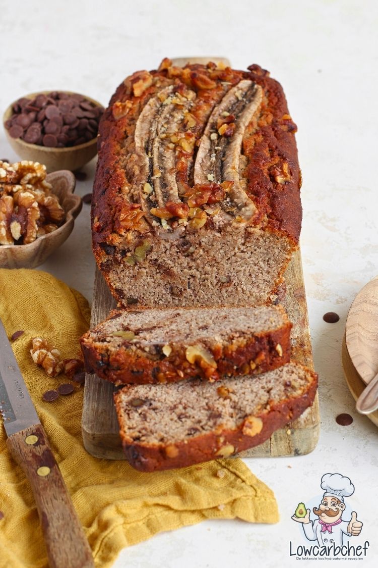 Koolhydraatarm bananenbrood in plakjes.