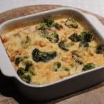 Een heerlijke ovenschotel gevuld met ei, kip, broccoli en natuurlijk kaas!