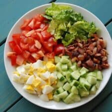 Bacon, ei, avocado en tomaat salade