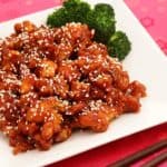 Chinese gemarineerde kipblokjes met sesamzaadjes en broccoli.