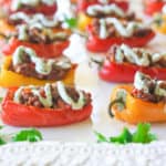 Heerlijke mini paprika's gevuld met gekruid gehakt, groente en kaas!
