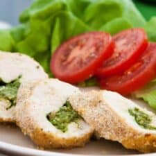 Kipfilet rolletjes gevuld met pesto en kaas