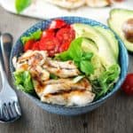 Heerlijke salade met kipshoarma, tomaten, avocado en komkommer.