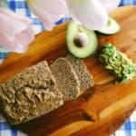 Gesneden koolhydraatarm brood met lijnzaadmeel en amandelmeel.