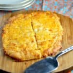 Heerlijk koolhydraatarm kaasbroodje met mozzarella, cheddar en gouda kaas.