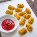 Bord met bloemkoolkroketjes en pittige tomatendip.