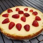 Heerlijke koolhydraatarme cheesecake met aardbeien en een bodem van kokosmeel.