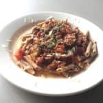 Penne pasta van het merk Atkins met bolognese saus.