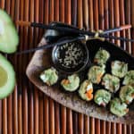 Heerlijke stukje sushi laag in koolhydraten gemaakt met norivellen, avocado en groente.