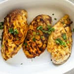 Ovenschaal met drie stuks gebakken kipfilet gekruid met Marokkaanse kruiden.