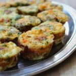Een bord met Italiaanse mini frittatas.