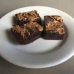 Een heerlijk portie brownies gemaakt van amandelmeel en pure chocolade met pindakaas swirl.
