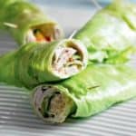 Sla wraps gevuld met hummus, komkommer en kalkoenfilet.