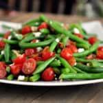 Frisse sperziebonensalade met cherrytomaten en feta kaas.