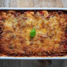 Pompoenlasagne met geraspte kaas.