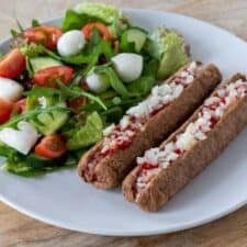 Frikandel speciaal met rucola salade.