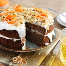 Worteltaart met glazuurtopping.