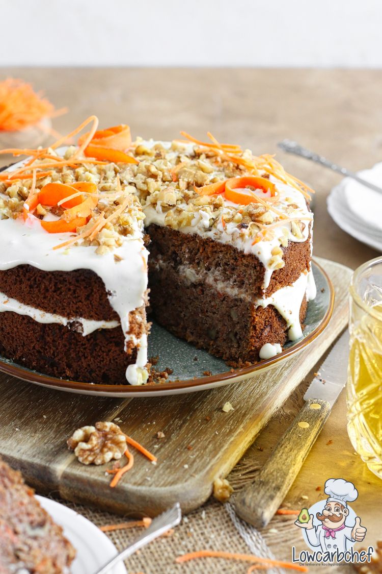 Worteltaart met glazuurtopping.