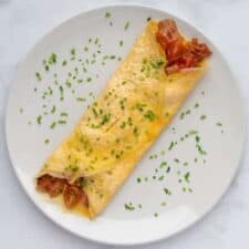 Omelet met spek, tomaat en bieslook.