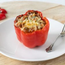 Gevulde paprika met gehakt in tomatensaus en topping van kaas.