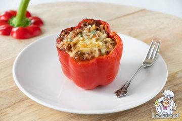 Gevulde paprika met gehakt in tomatensaus en topping van kaas.