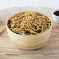 Pad thai met courgettenoedels en ei.
