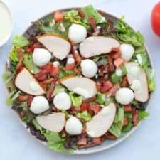 Salade met gerookte kip, mozzarella en spekjes.