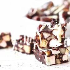 Rocky road met spekjes, koekjes en noten.