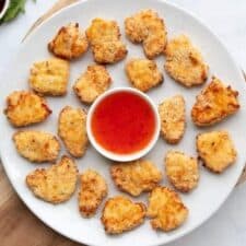 Kipnuggets met sweet chili.