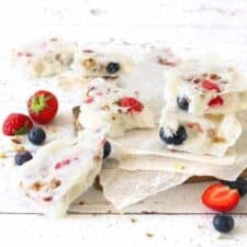 Frozen yoghurt brokken met fruit