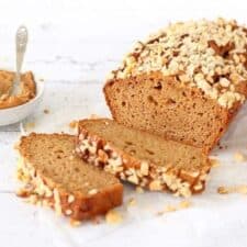 Pindakaasbrood met gehakte noten.