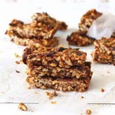Granola bars met noten en chocolade.