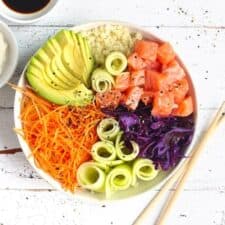 Poké bowl met zalm en bloemkoolrijst.