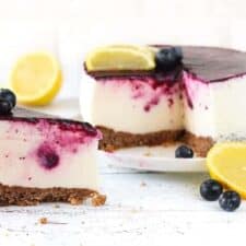 Yoghurttaart met citroen en blauwe bessen.