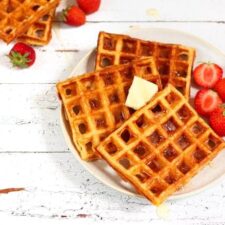Amandelmeel wafels met boter en aardbeien.