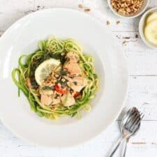 Courgette spaghetti met zalm en spinazie.