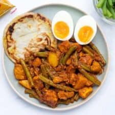 Roti met kip en ei.