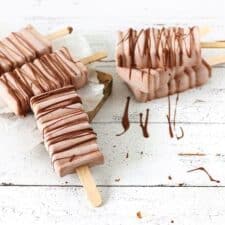 Chocolade ijsjes op een stokje.