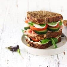 Broodje gezond met kaas, ham, ei en rauwkost.