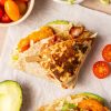 Keto wraps gevuld met krokante kip, bacon, sla en avocado.