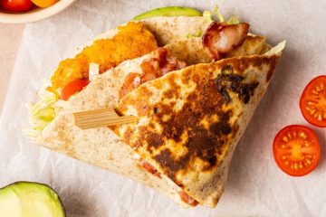 Keto wraps gevuld met krokante kip, bacon, sla en avocado.