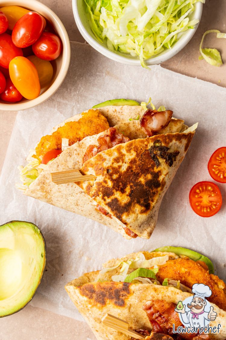Keto wraps gevuld met krokante kip, bacon, sla en avocado.