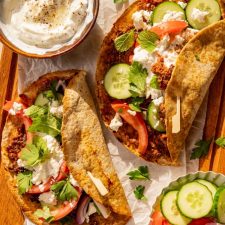 Turkse pizza gemaakt van tortilla's