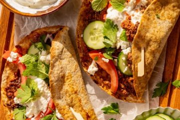 Turkse pizza gemaakt van tortilla's